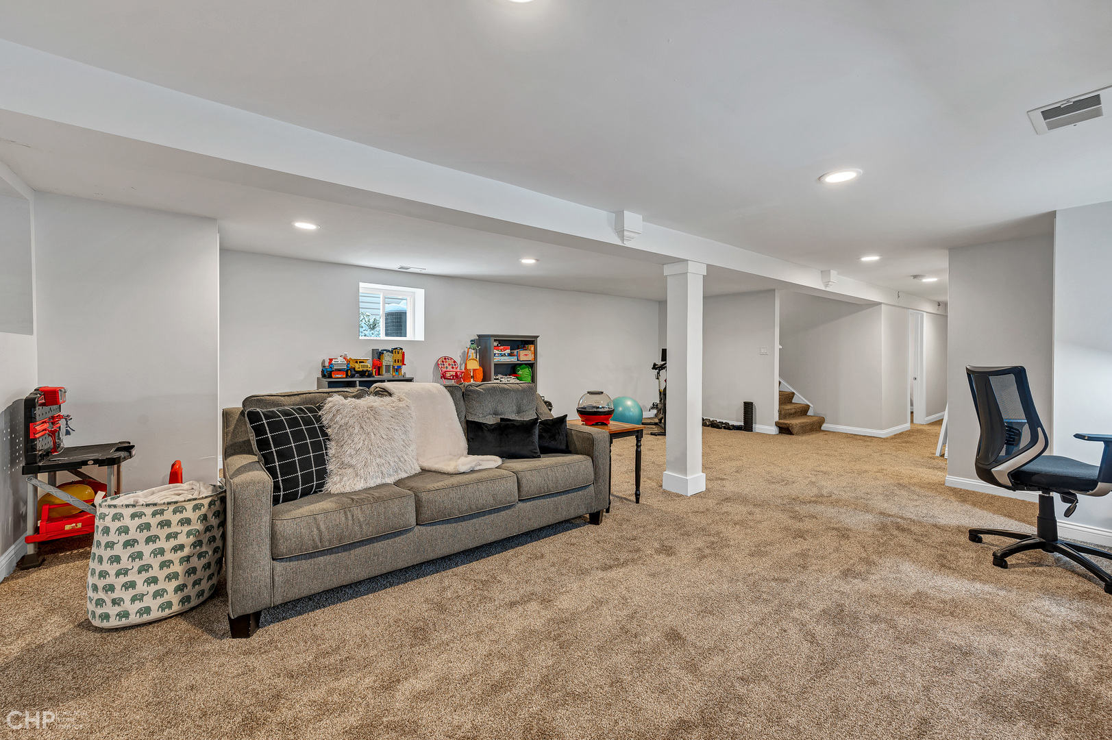4841 West Berenice Avenue Chicago, IL 60641 - Photo 27 of 34 a living room with furniture and a couch
