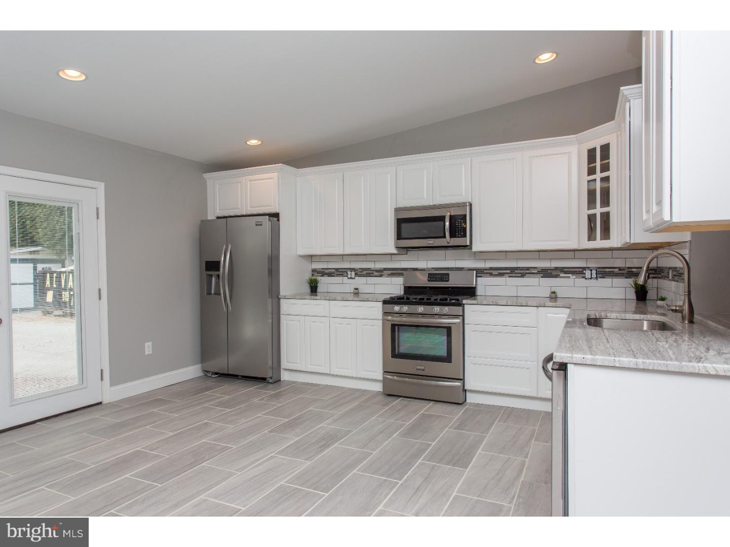 687 Dutton Circle Springfield, PA 19064 - Photo 3 of 25 Kitchen