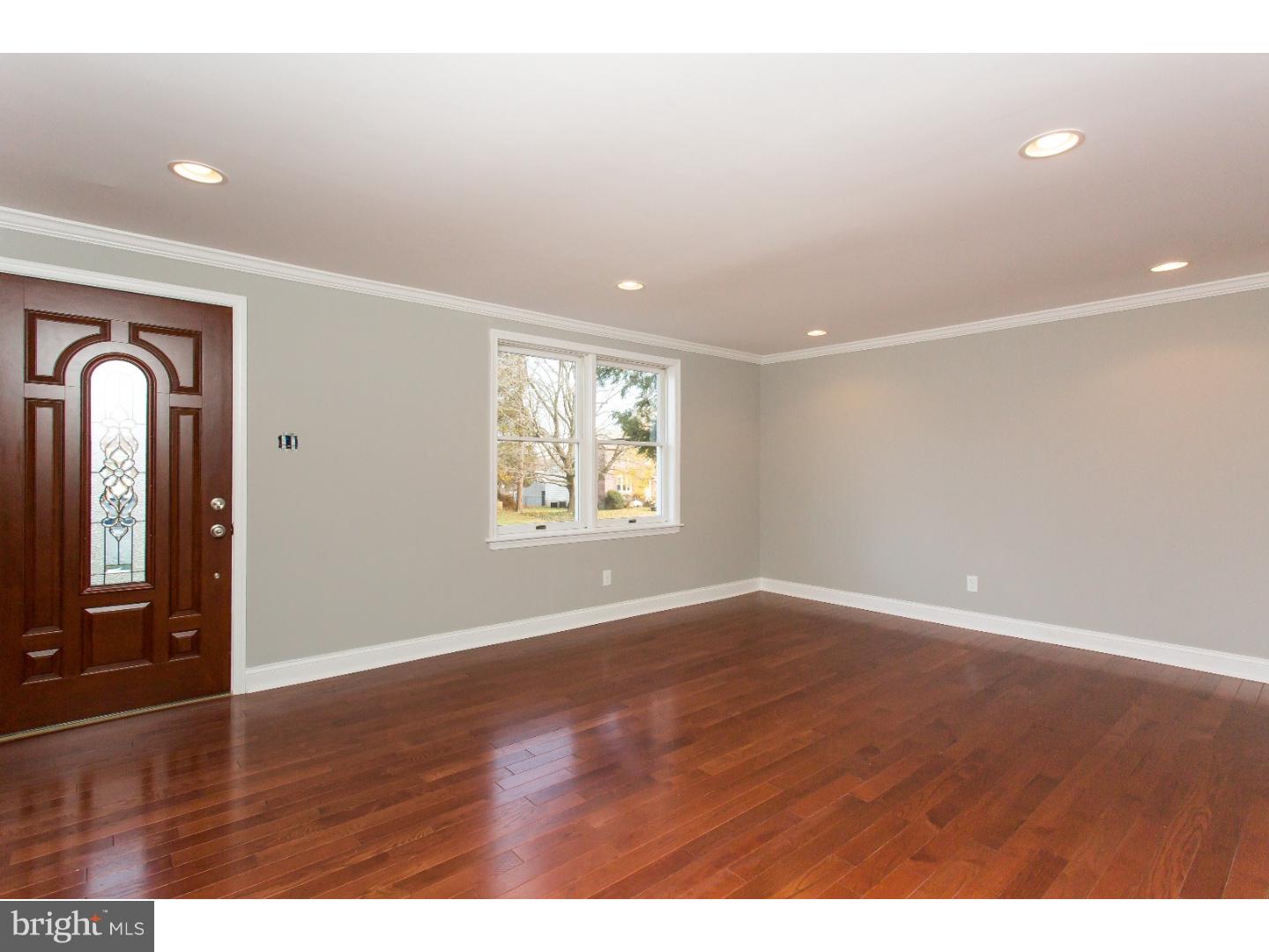 687 Dutton Circle Springfield, PA 19064 - Photo 8 of 25 Living Room