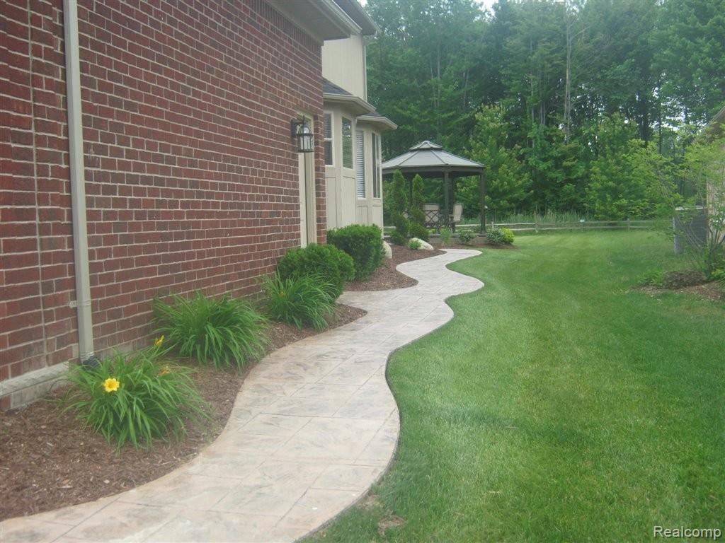 16169 Moore Park Road Macomb, MI 48044 - Photo 2 of 25 IMG_1665.JPG