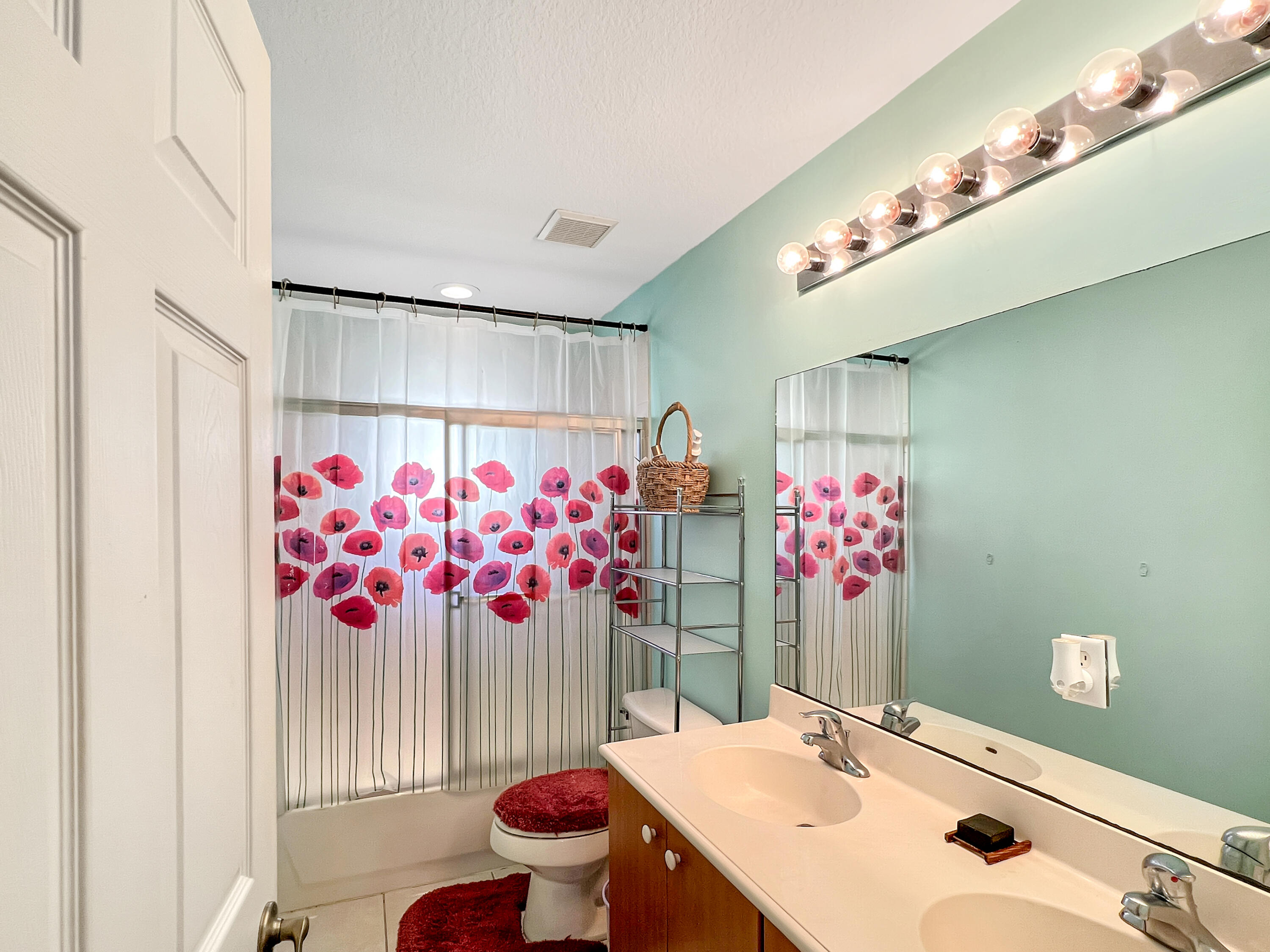 1272 Rose Gate Boulevard Riviera Beach, FL 33404 - Photo 21 of 22 16-Bathroom 3