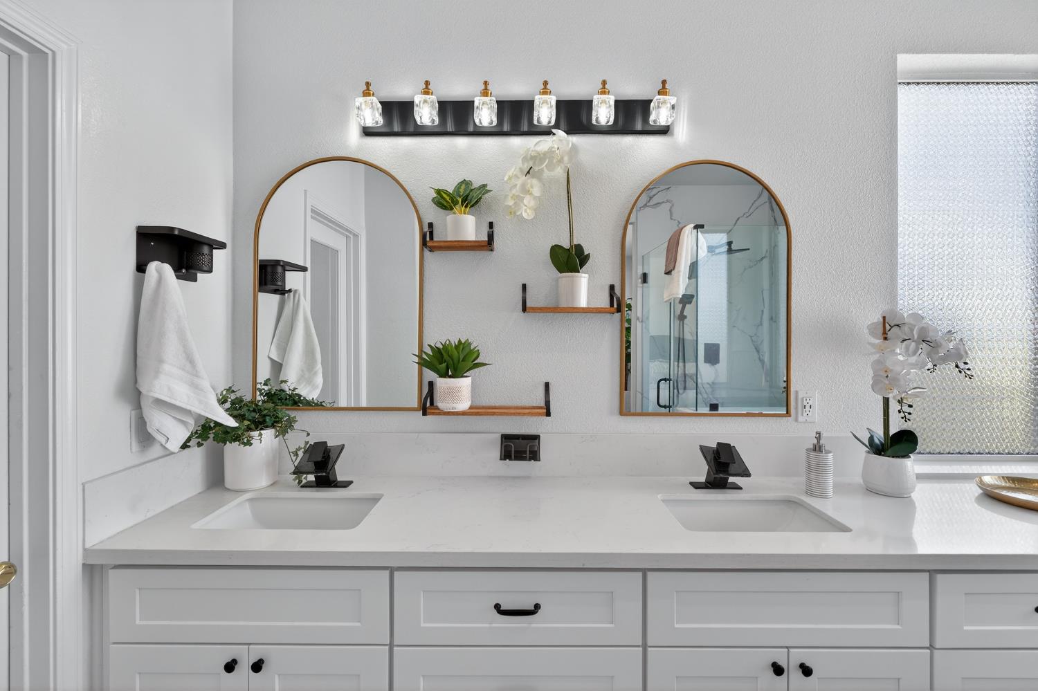 6217 Jefjen Way Elk Grove, CA 95757 - Photo 43 of 58 a bathroom with sink and mirror