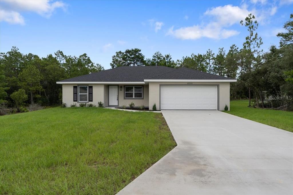 77 Locust Drive Ocala, FL 34472 - Photo 1 of 1 a front view of house with yard and green space