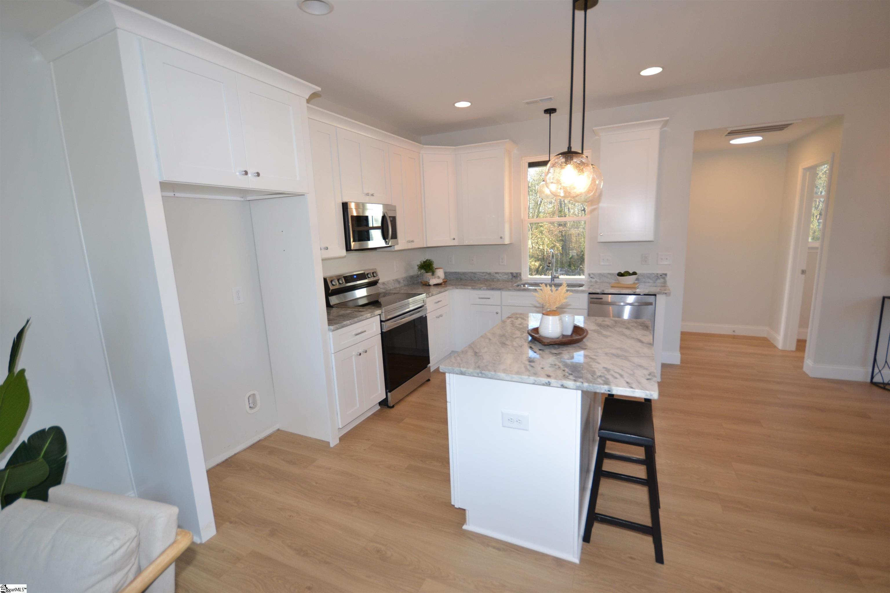 127 Chick Springs Road Taylors, SC 29687 - Photo 6 of 19