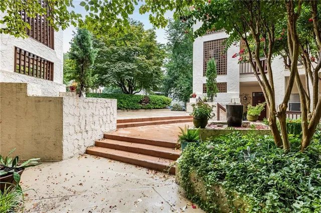 a view of a pathway of a house with wooden fence