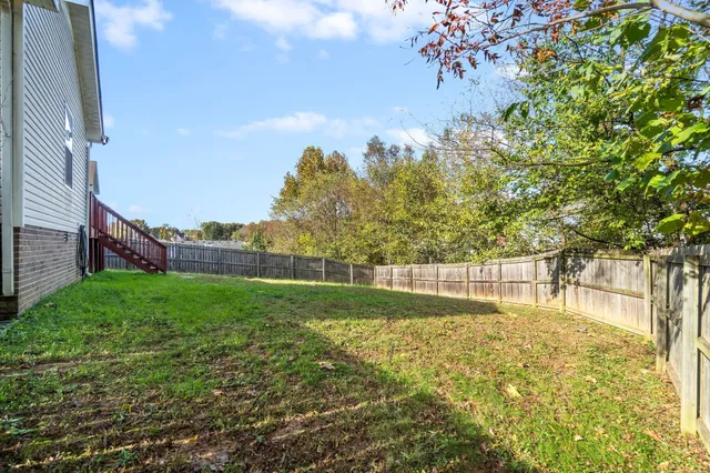 a view of a backyard