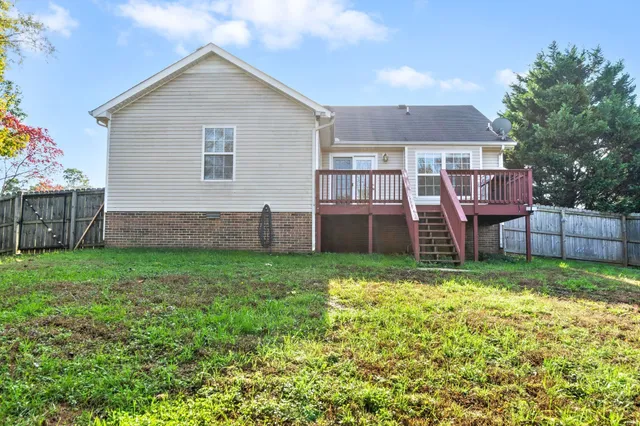 a view of a house with backyard and a garden