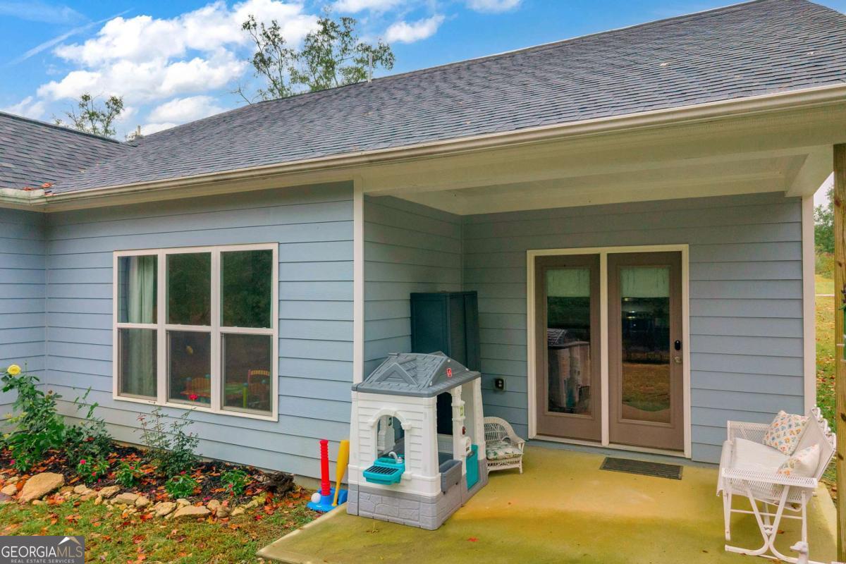 153 North Point Circle Hartwell, GA 30643 - Photo 50 of 60 a front view of a house with a yard