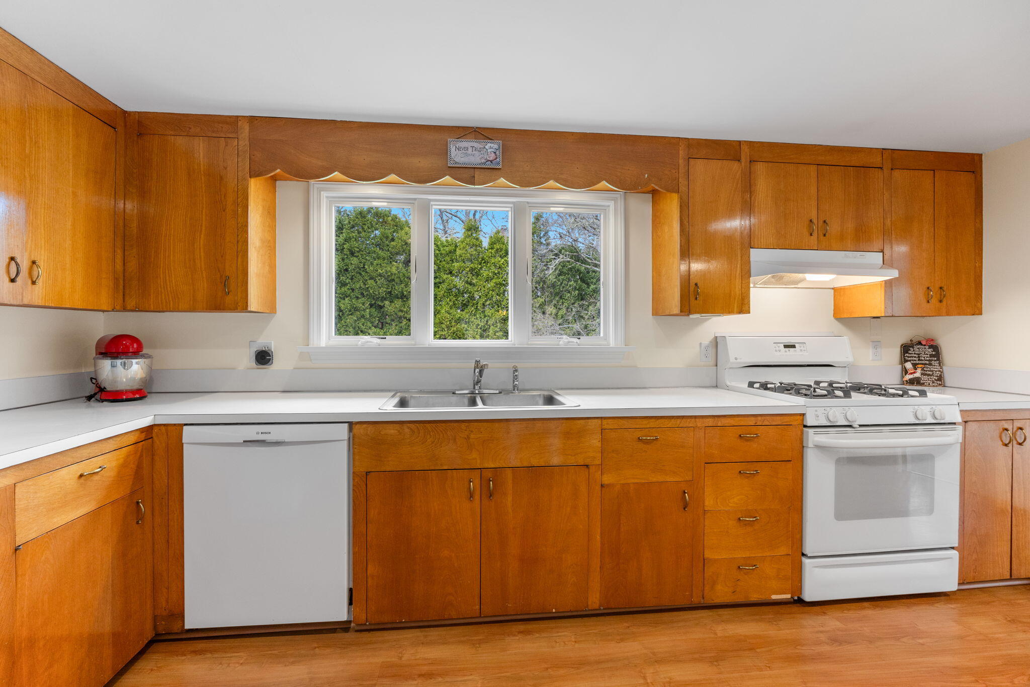 61 Oak Hill Road Chatham, MA 02633 - Photo 11 of 44 Triple windows over the sink