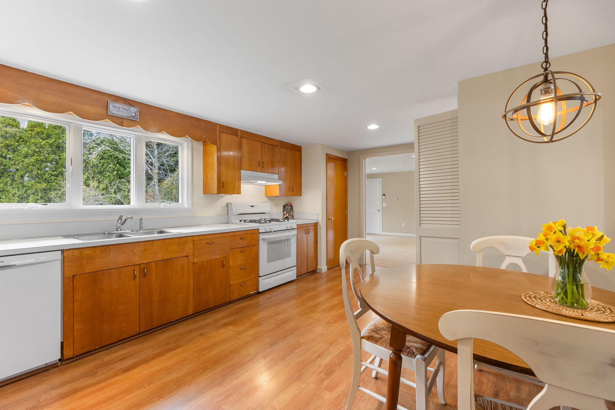 61 Oak Hill Road Chatham, MA 02633 - Photo 9 of 44 Sunny kitchen