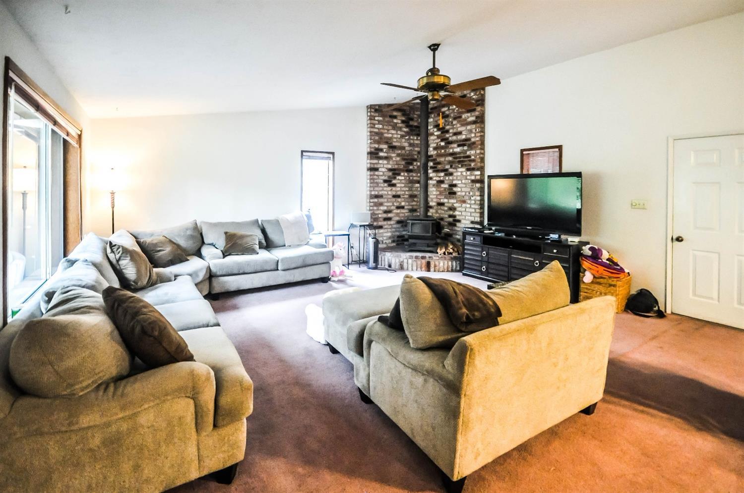10762 Blackwell Road Central Point, OR 97502 - Photo 2 of 6 Living Room