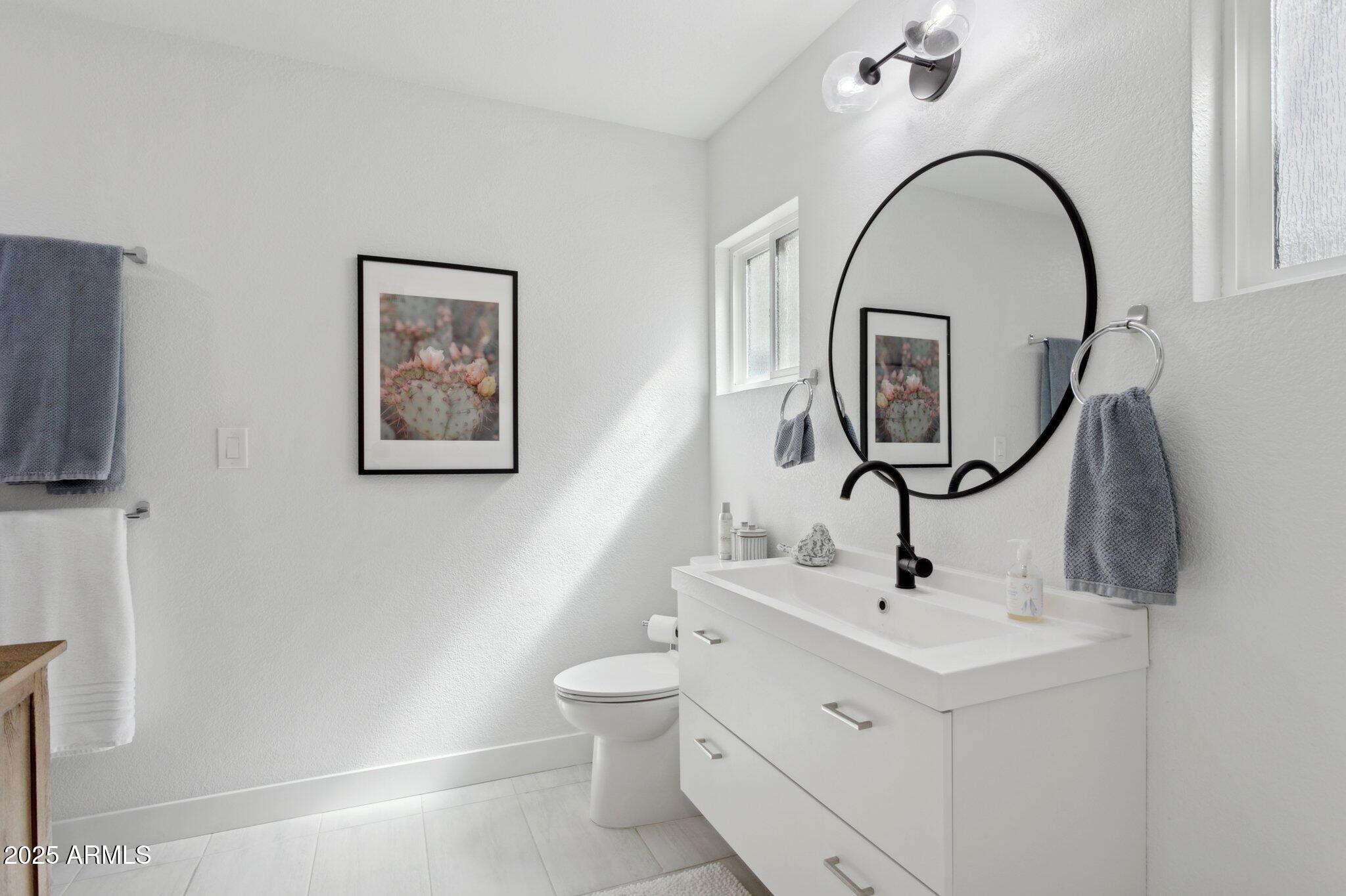 216 West Winged Foot Road Phoenix, AZ 85023 - Photo 24 of 57 Hall bath