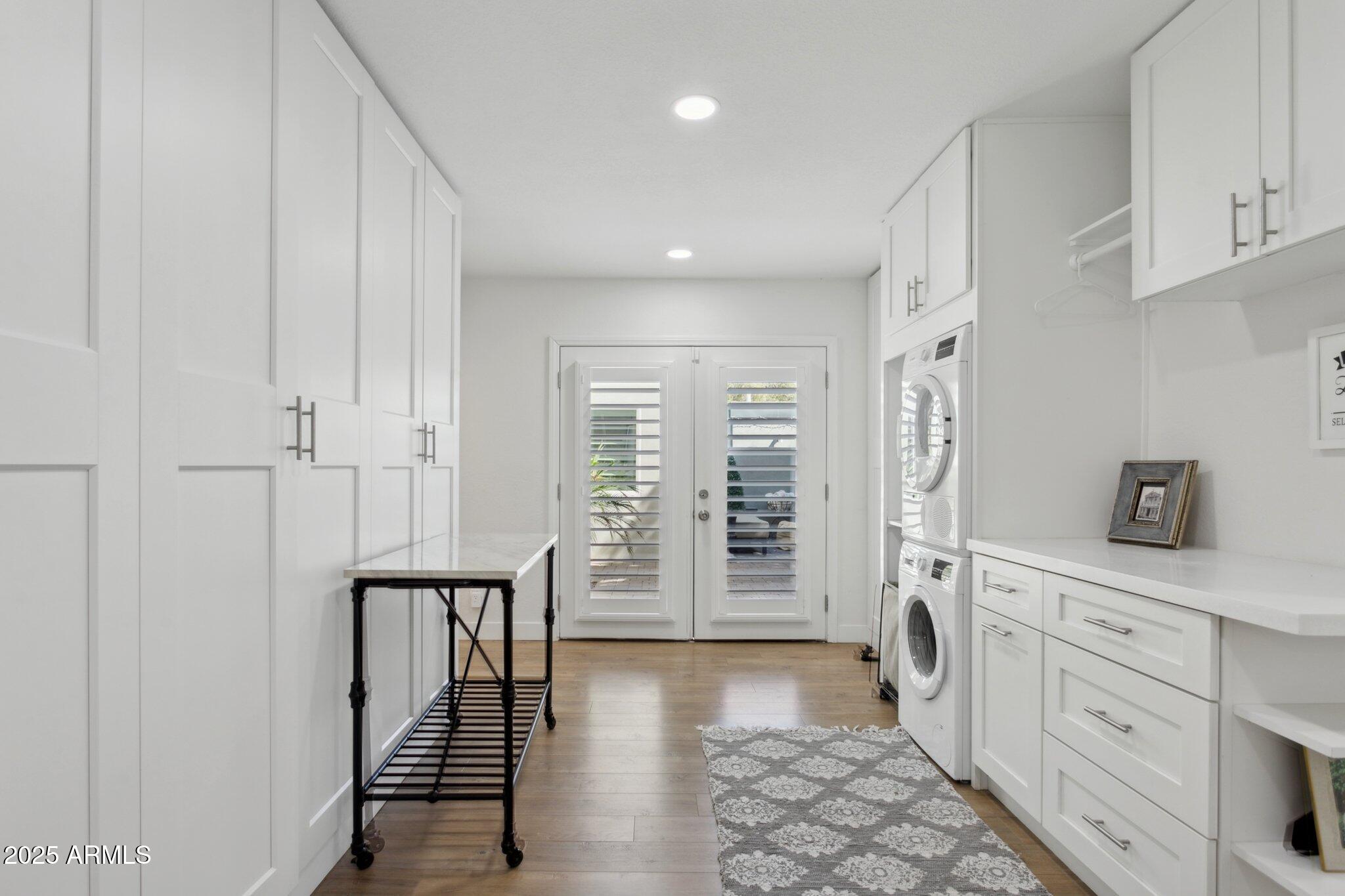 216 West Winged Foot Road Phoenix, AZ 85023 - Photo 26 of 55 a spacious bathroom with stainless steel appliances a sink and a window
