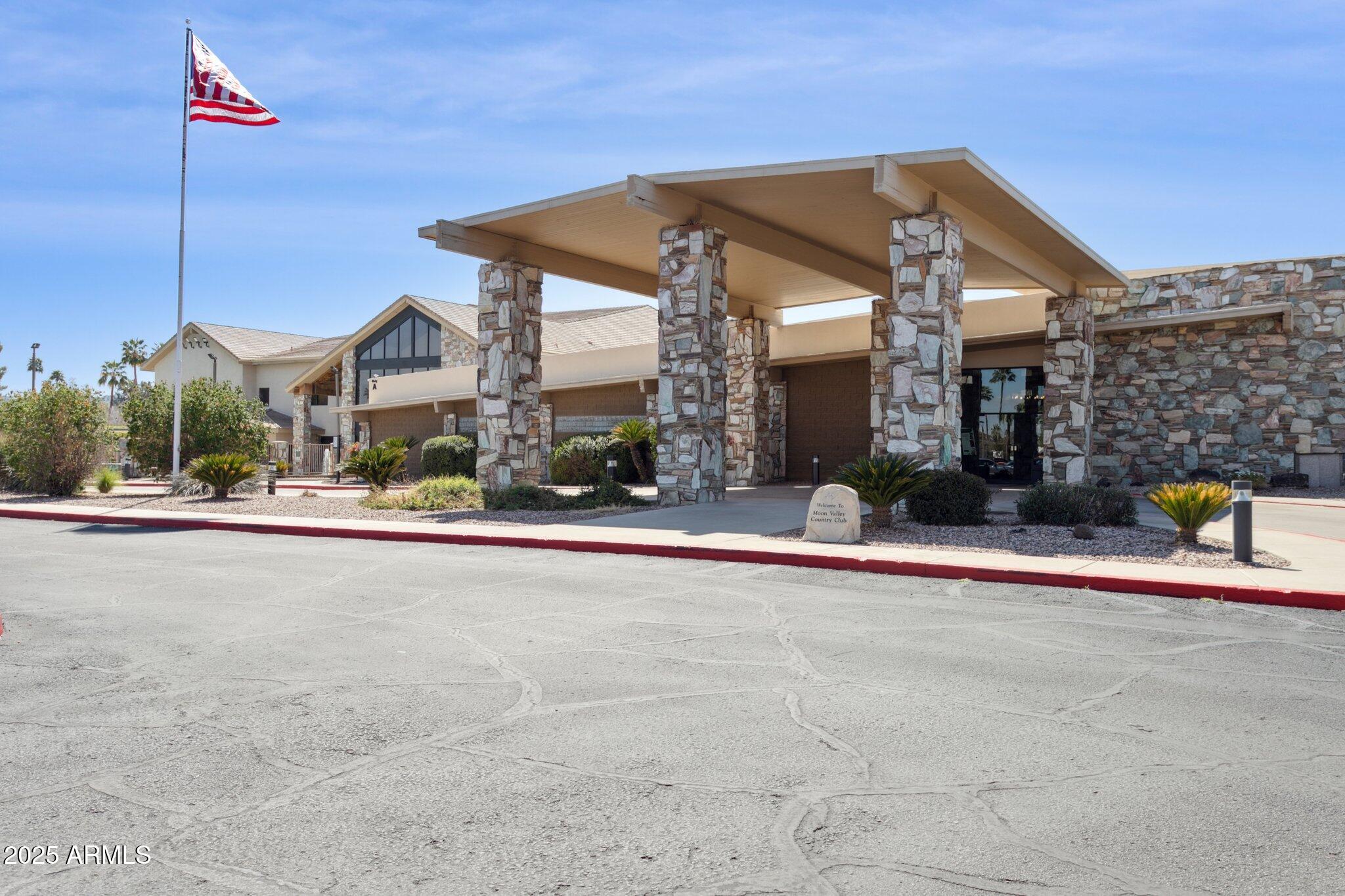 216 West Winged Foot Road Phoenix, AZ 85023 - Photo 45 of 55 a view of a building with sitting area