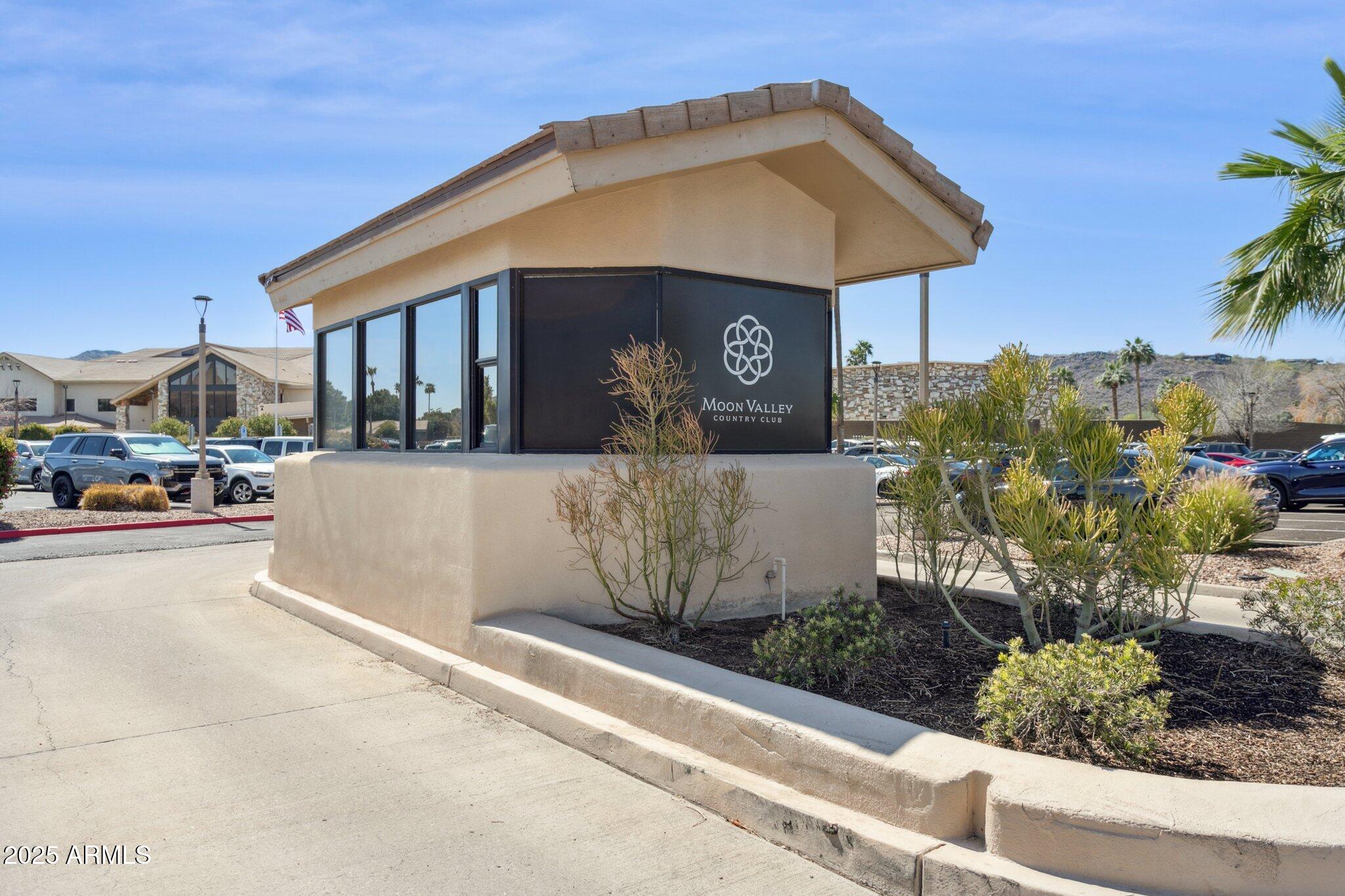 216 West Winged Foot Road Phoenix, AZ 85023 - Photo 47 of 57 Guard gated club