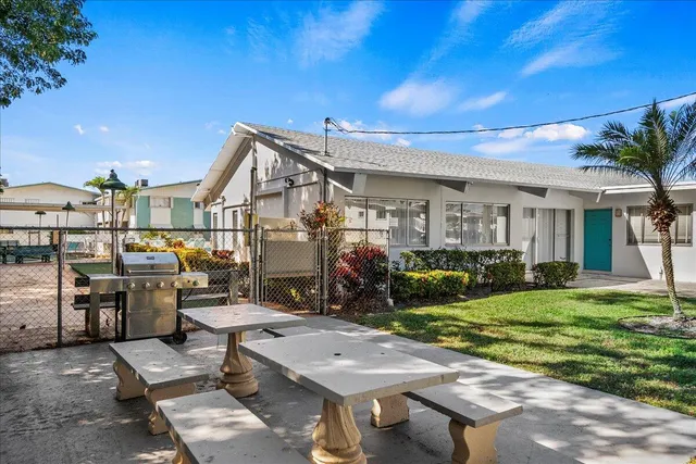 $210,000 | 2004 Lake Osborne Drive, Unit 1, Lake Worth Beach, FL 33461