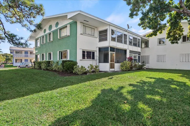 $210,000 | 2004 Lake Osborne Drive, Unit 1, Lake Worth Beach, FL 33461