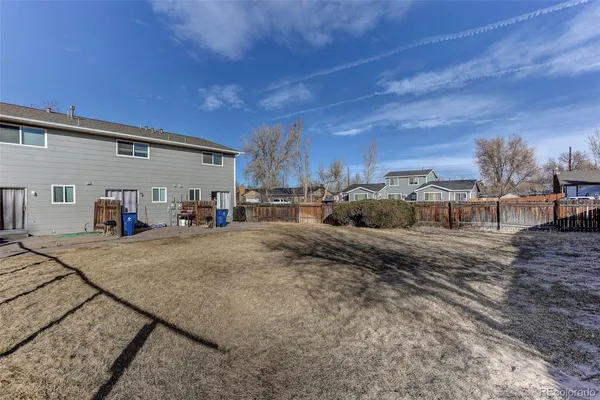 a view of a backyard
