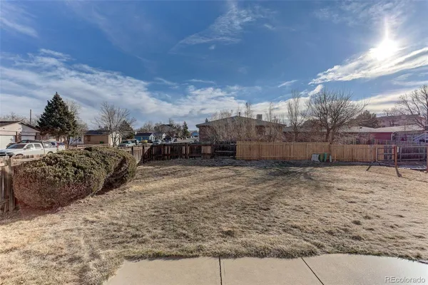 a view of a back yard