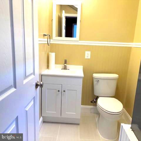 1108 B Shaker Woods Road Herndon, VA 20170 - Photo 18 of 24 a bathroom with a toilet sink and mirror