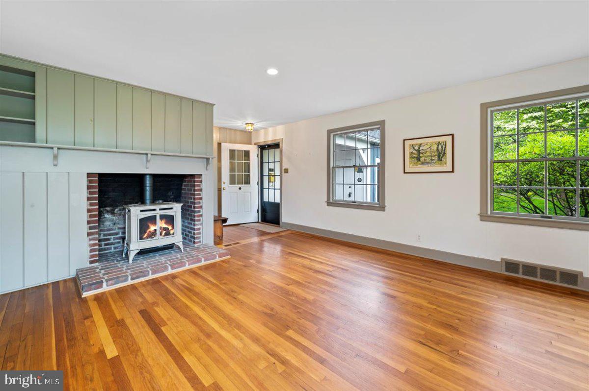13 Easthill Drive Doylestown, PA 18901 - Photo 11 of 49 LIVING ROOM