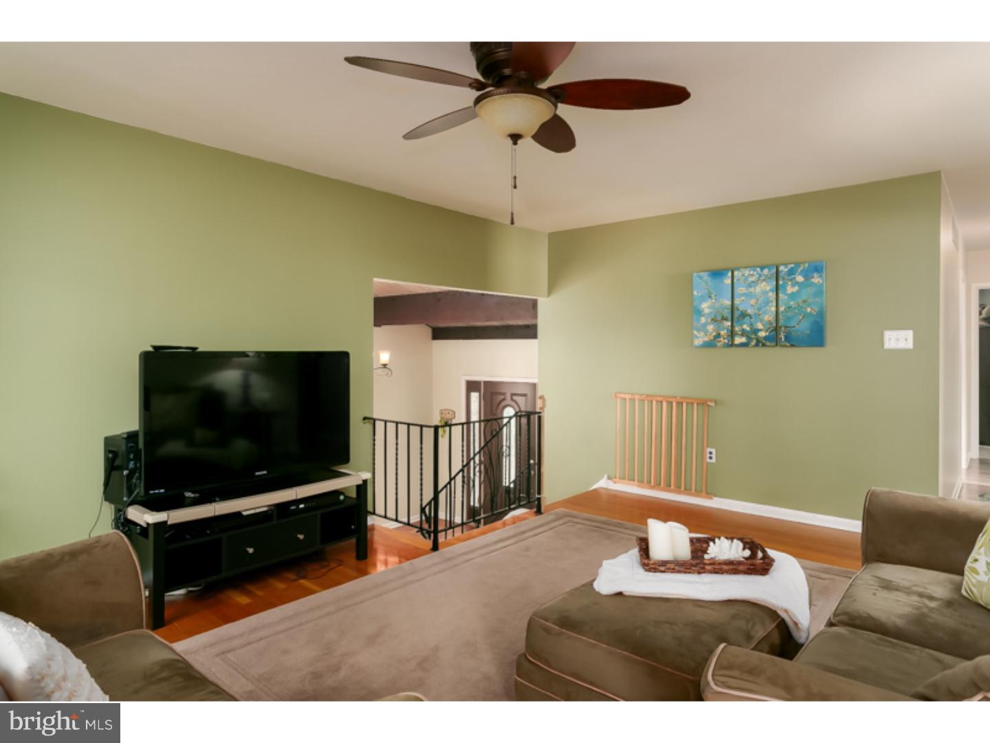 742 Amsterdam Road Mount Laurel, NJ 08054 - Photo 7 of 25 Living Room