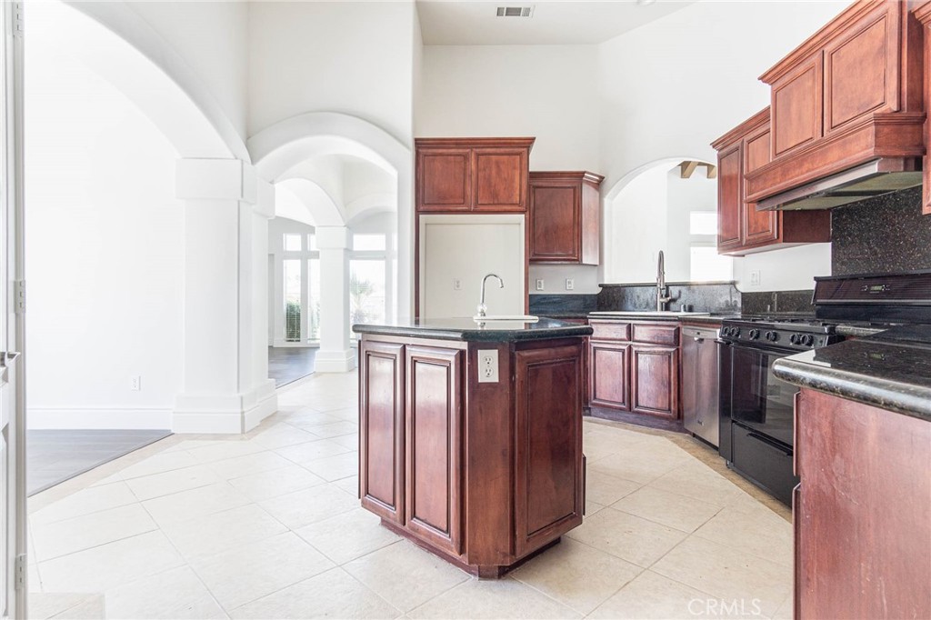 16233 Ridge View Drive Apple Valley, CA 92307 - Photo 8 of 75