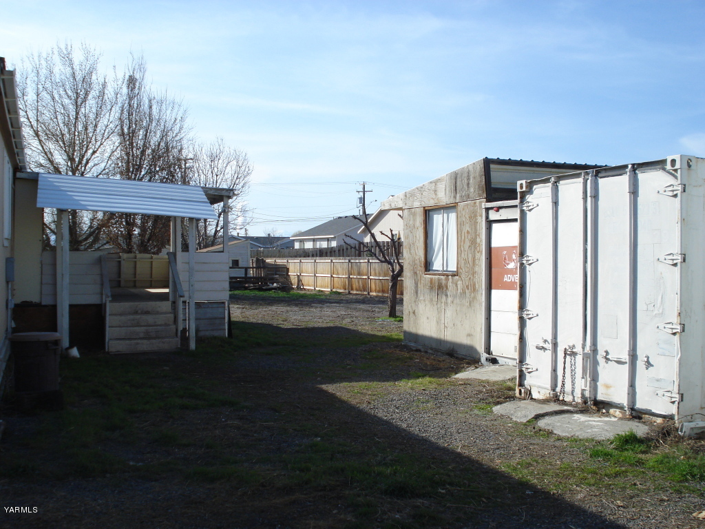 109 Riel Lane Moxee, WA 98936 - Photo 3 of 7 a backyard of a house with table and chairs