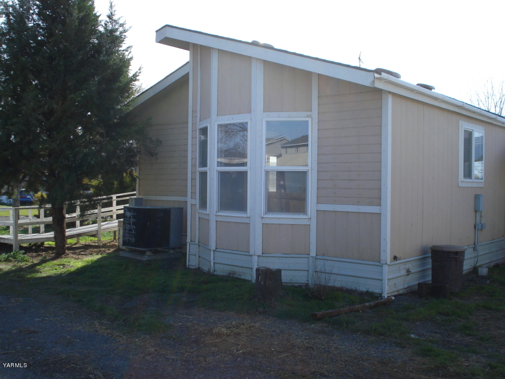 109 Riel Lane Moxee, WA 98936 - Photo 4 of 7 a view of house with backyard
