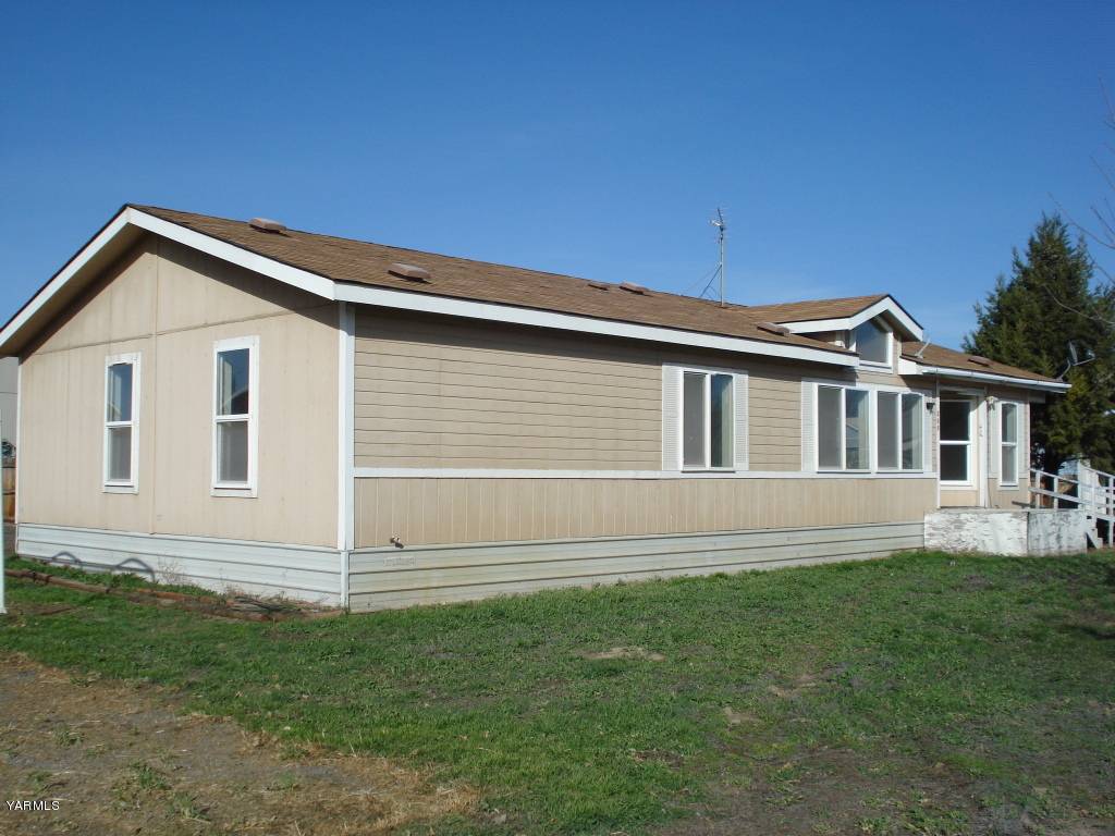 109 Riel Lane Moxee, WA 98936 - Photo 7 of 7 a front view of a house with a garden