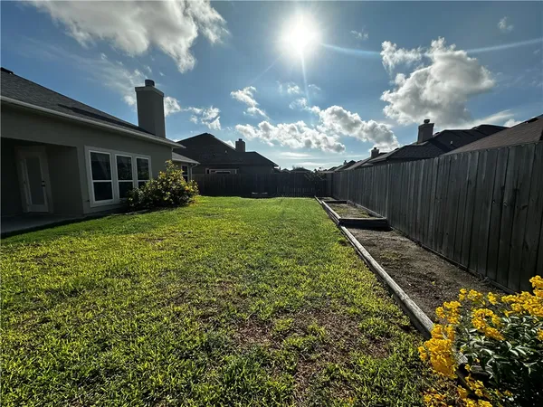 a view of a house with backyard and garden