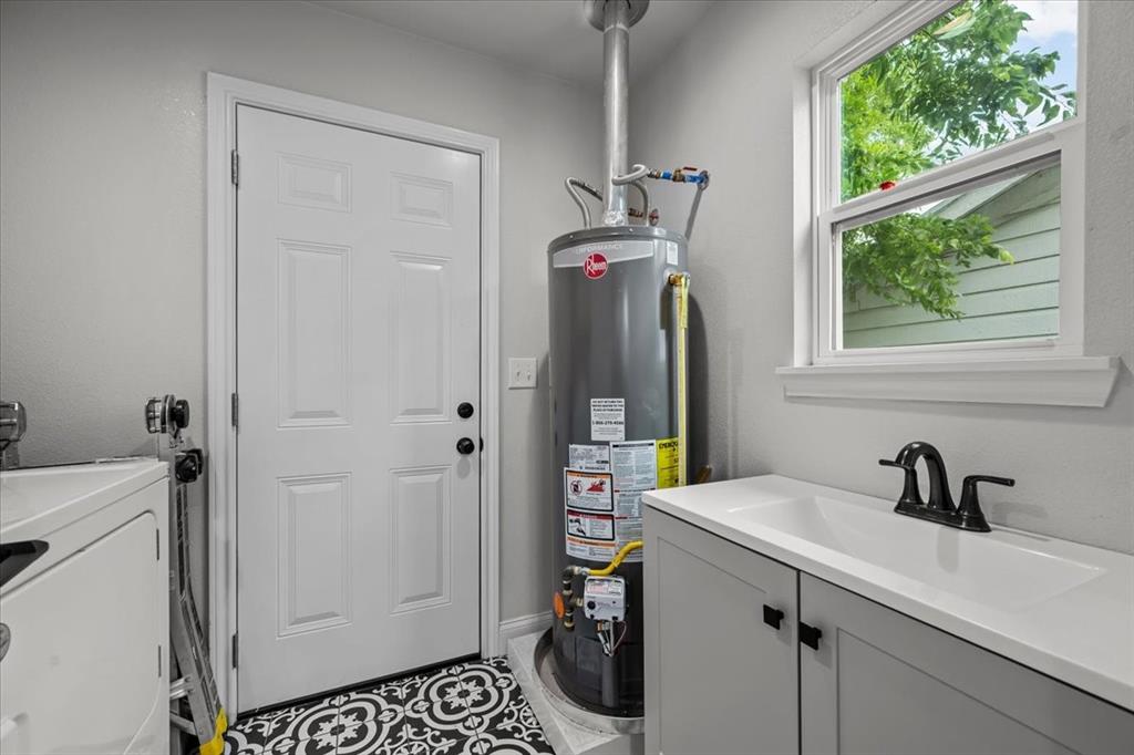 2804 Connor Avenue Waco, TX 76711 - Photo 7 of 21 a bathroom with a sink a toilet and a mirror