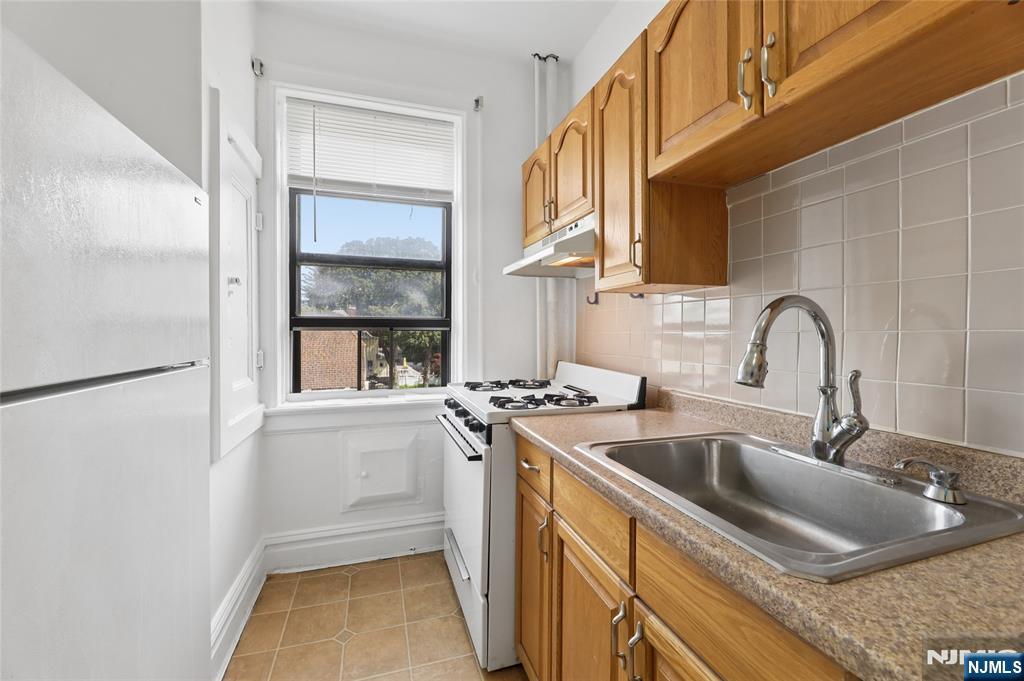 303 Hamilton Place, Unit C2 Hackensack, NJ 07601 - Photo 16 of 21