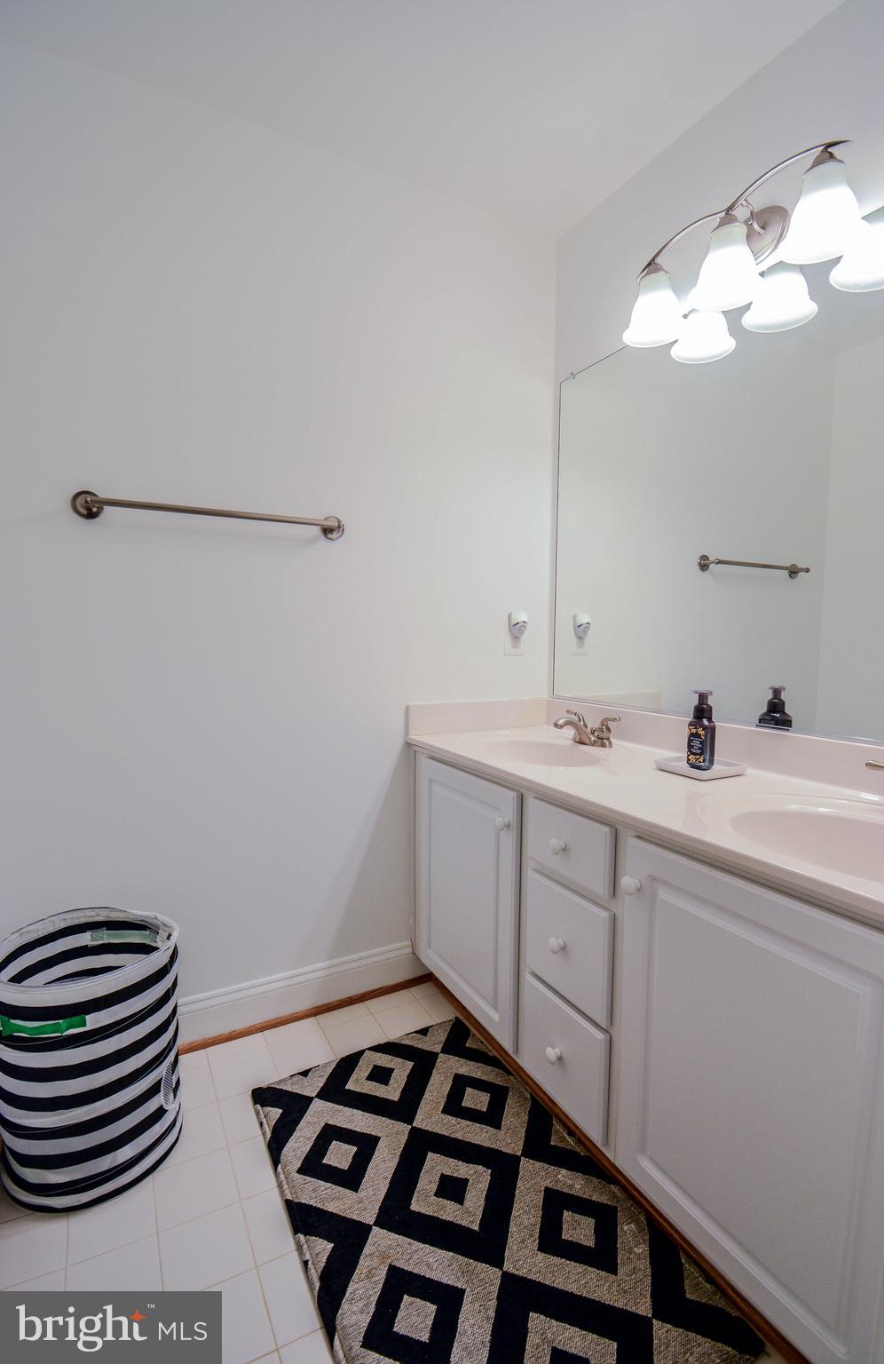 6401 Velliety Lane Springfield, VA 22152 - Photo 30 of 38 Upper level full bath