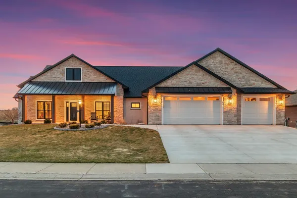 $799,900 | 532 Royal Saint Pats Drive, Wrightstown, WI 54180