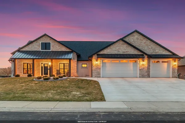 $799,900 | 532 Royal Saint Pats Drive, Wrightstown, WI 54180