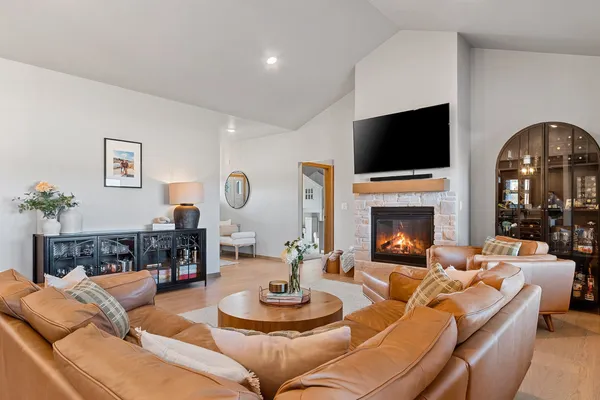 $799,900 | 532 Royal Saint Pats Drive, Wrightstown, WI 54180