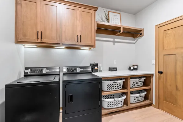 $799,900 | 532 Royal Saint Pats Drive, Wrightstown, WI 54180