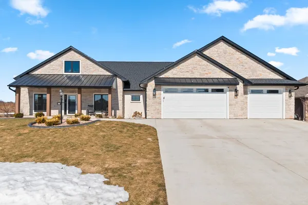 $799,900 | 532 Royal Saint Pats Drive, Wrightstown, WI 54180