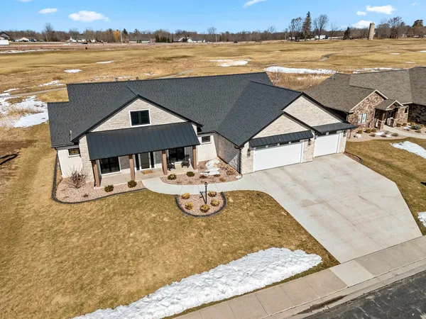$799,900 | 532 Royal Saint Pats Drive, Wrightstown, WI 54180