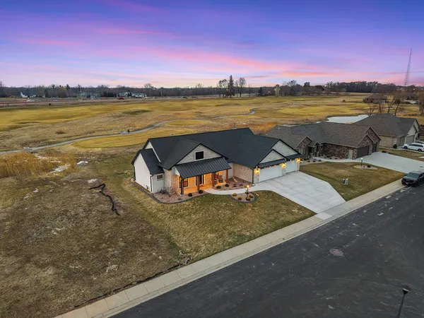 $799,900 | 532 Royal Saint Pats Drive, Wrightstown, WI 54180