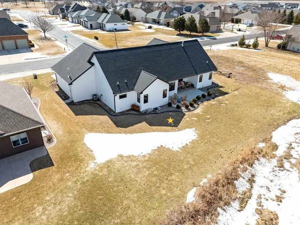 $799,900 | 532 Royal Saint Pats Drive, Wrightstown, WI 54180