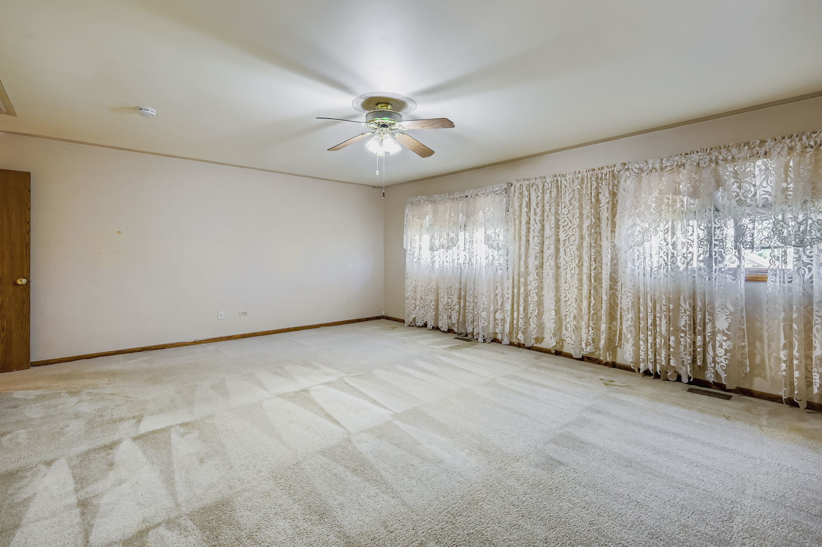 10785 Ashford Avenue Frankfort, IL 60423 - Photo 20 of 42 an empty room with windows and fan