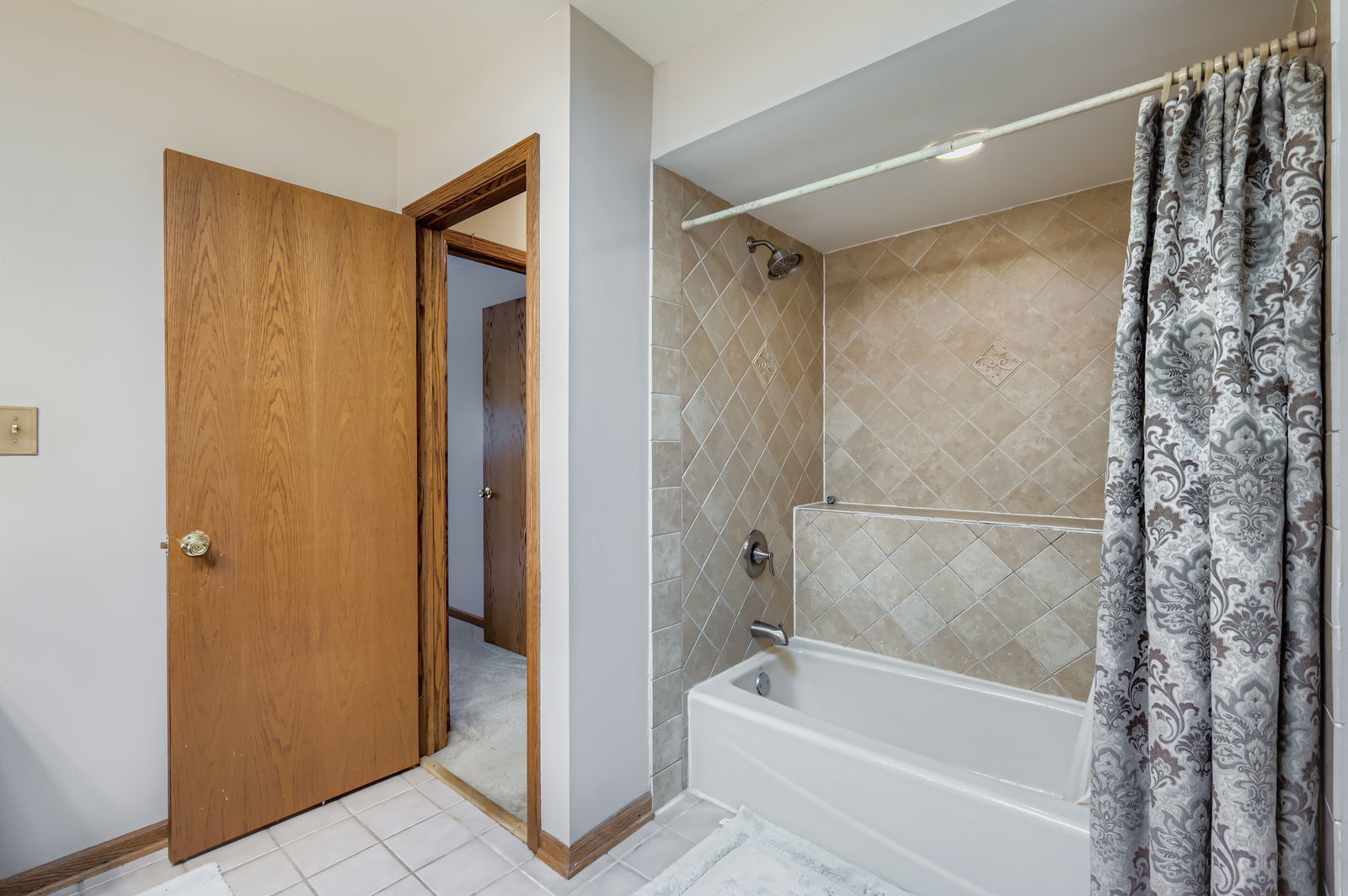 10785 Ashford Avenue Frankfort, IL 60423 - Photo 27 of 42 a bathroom with a bathtub and a shower