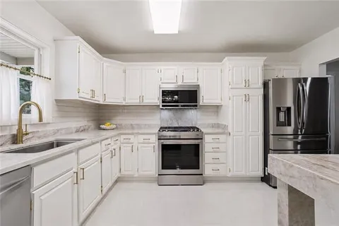 $549,000 | 1 Charlotte Drive, New Orleans, LA 70122