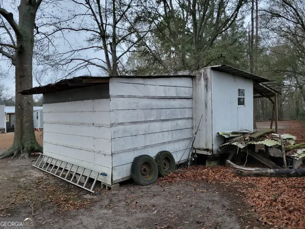 a view of a house with a back yard