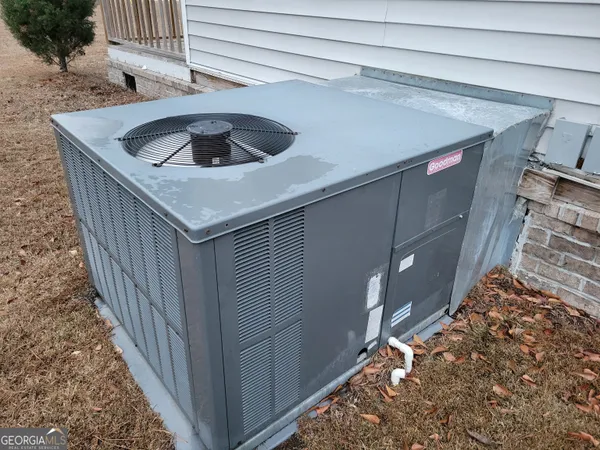 a view of entryway and kitchen