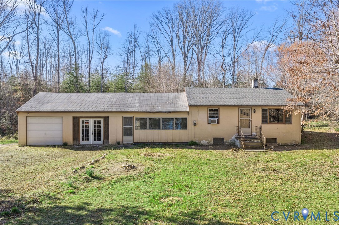 19161 Hollowing Creek Road Beaverdam, VA 23015 - Photo 2 of 27 front view of a house with yard