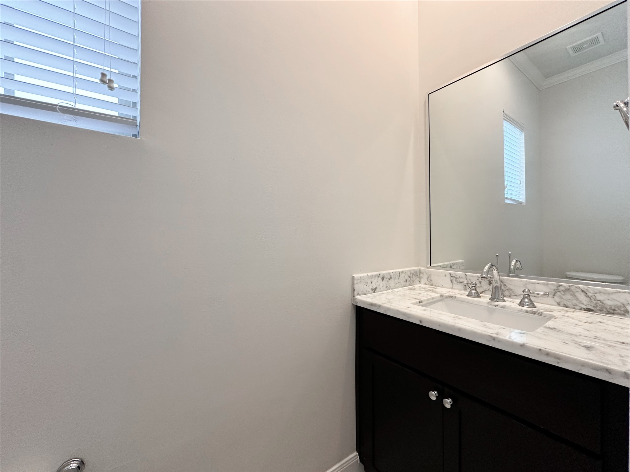 10 Hermann Park Court Houston, TX 77021 - Photo 14 of 32 a close up of a mirror and a sink