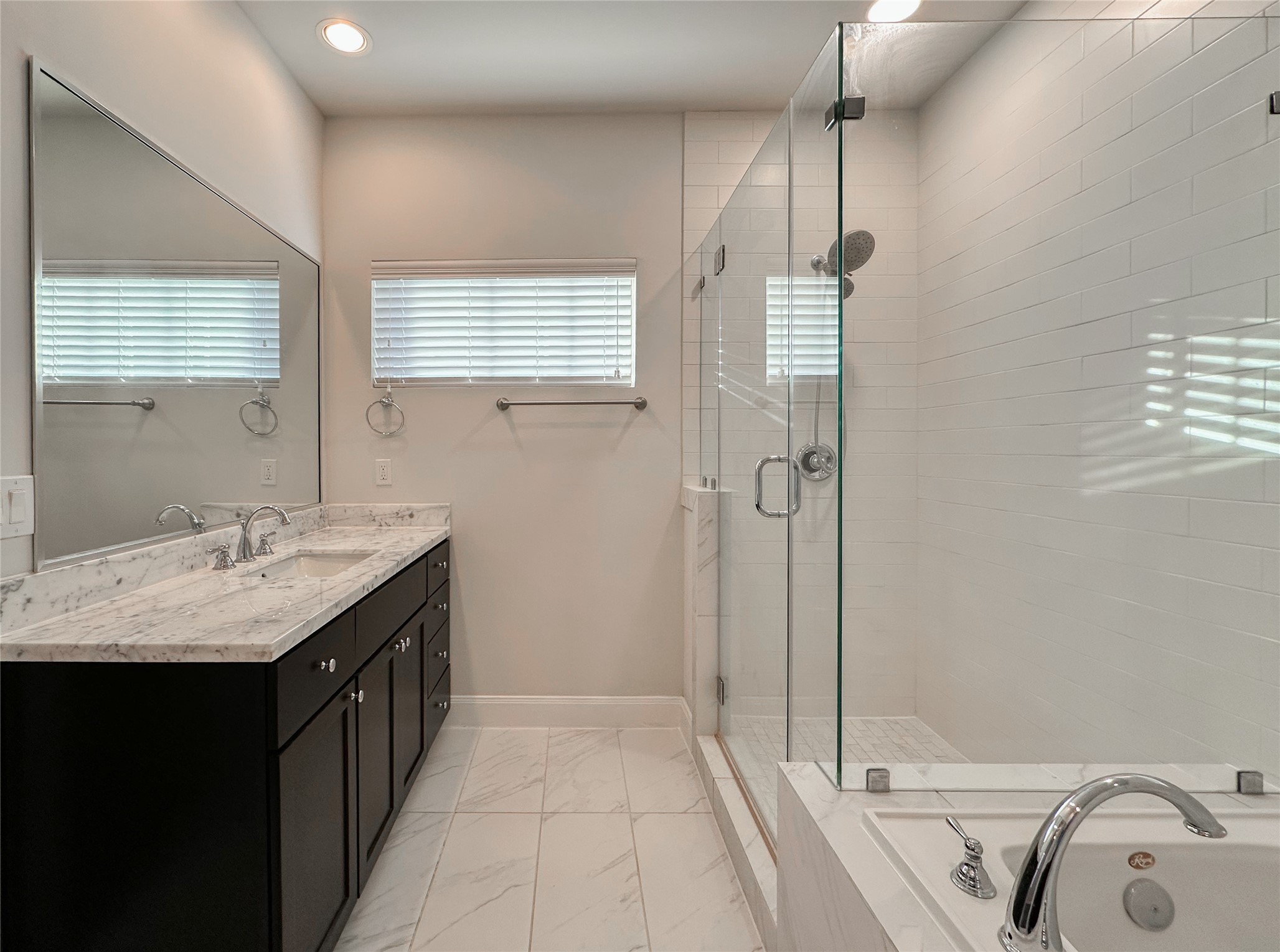 10 Hermann Park Court Houston, TX 77021 - Photo 18 of 32 a bathroom with a tub sink and mirror